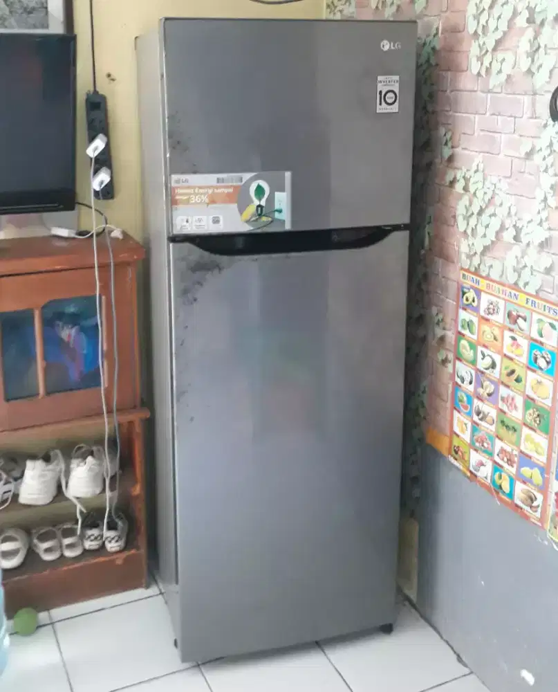 kulkas INVERTER 2 PINTU LG masih normal banget super beku