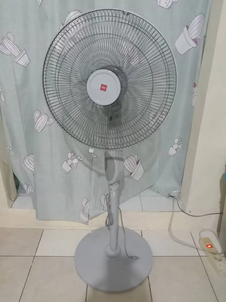 Kipas angin berdiri merk KDK
