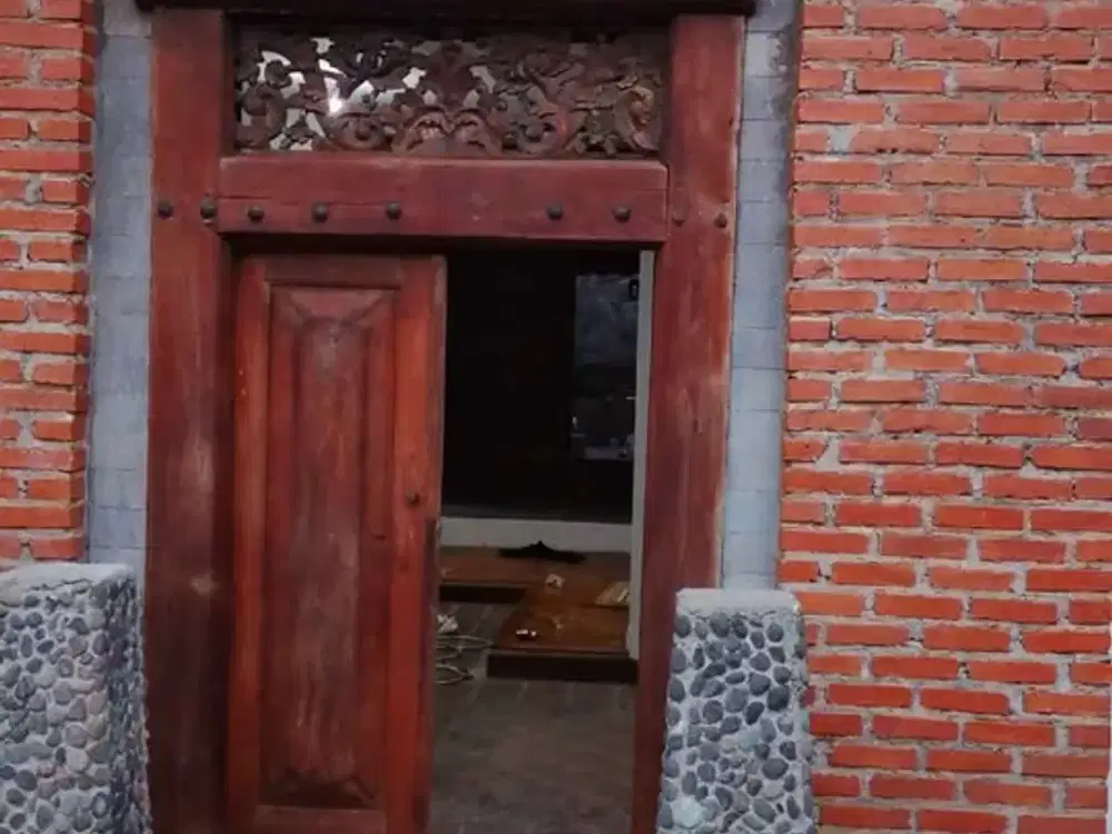 Dijual Hunian Nyaman dan Terawat Design Semi Tradisional Lokasi Strategis di Setraduta, Bandung