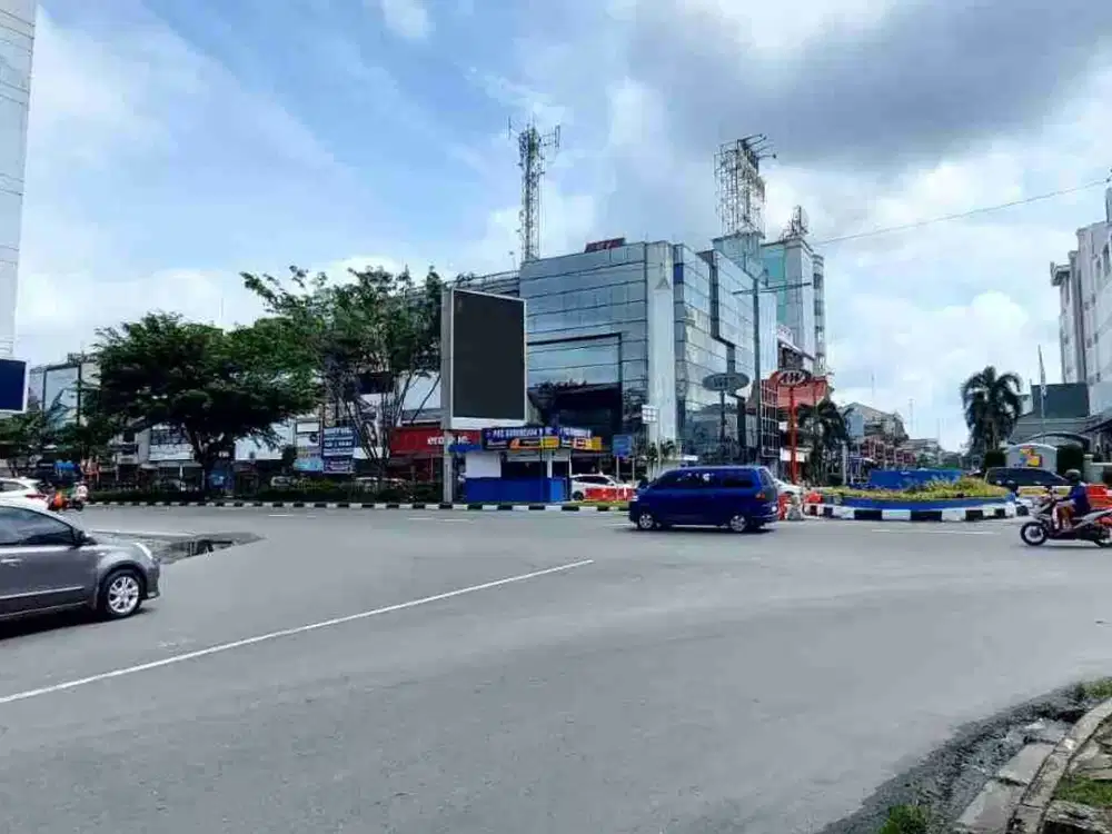 RUKO 4 PINTU GANDENG STRATEGIS DI SUDIRMAN, DEKAT MAL & PERKANTORAN