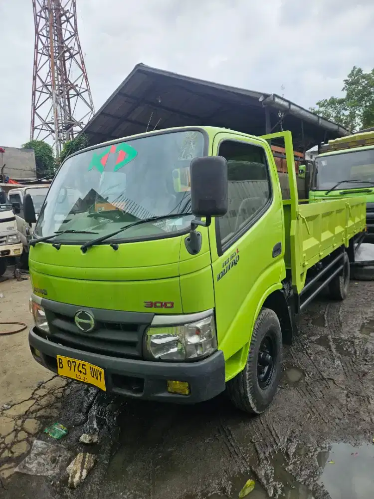 Hino dutro 110 SDL engkel long truk 4 roda thn 2012 bak cargo