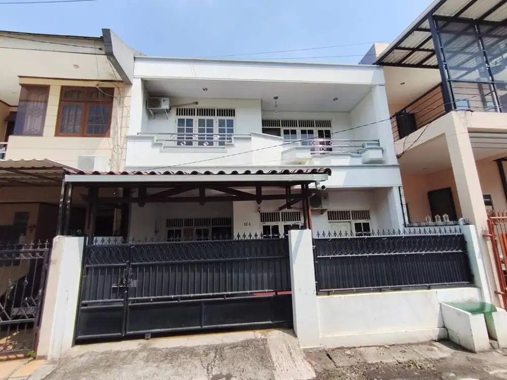 Rumah tinggal di dalam kompleks perumahan Cipinang Elok