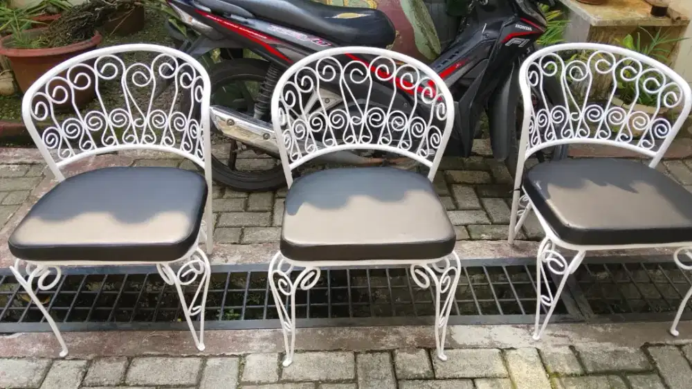 Dijual 3 Pcs Kursi Taman Besi Putih Jok Oval