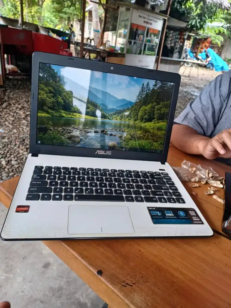 Laptop Asus Amd Radeon Layar 14 inch Kondisi masih bagus