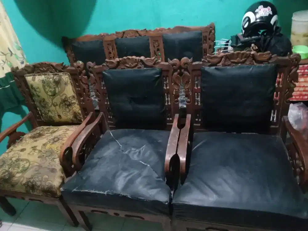 Kursi kayu ruang tamu