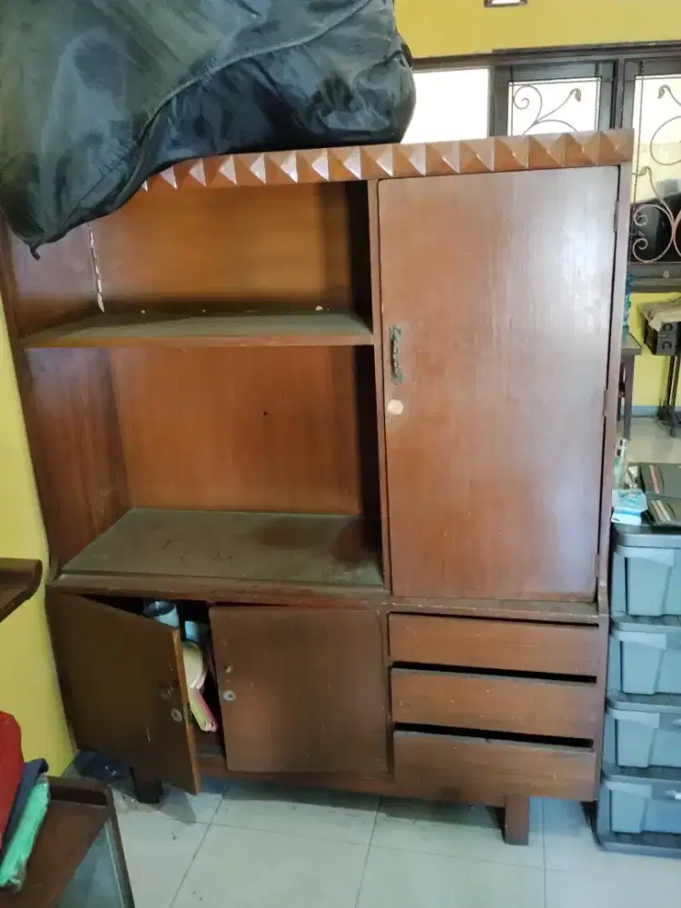 Lemari dari kayu jati