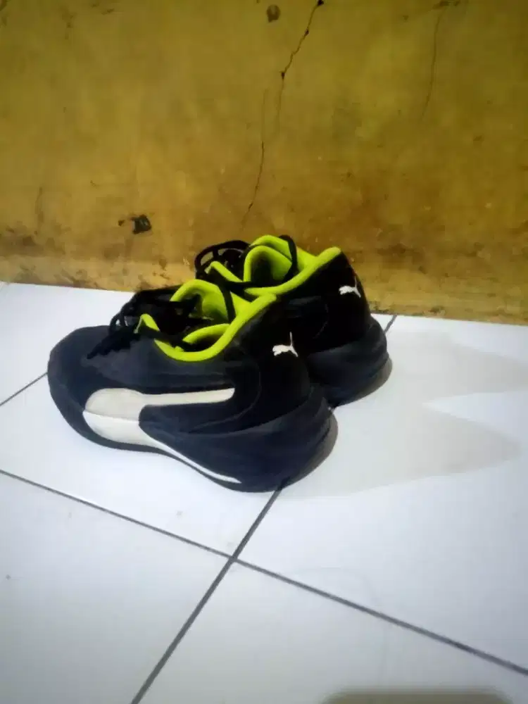 Sepatu basket laki laki