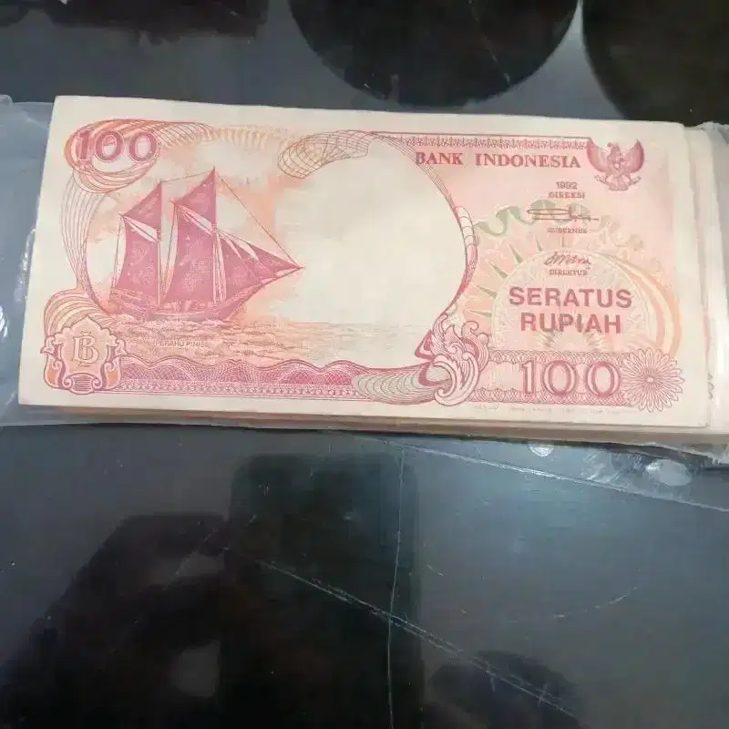 Uang kertas 100  rupiah  perahu tahun 1992
