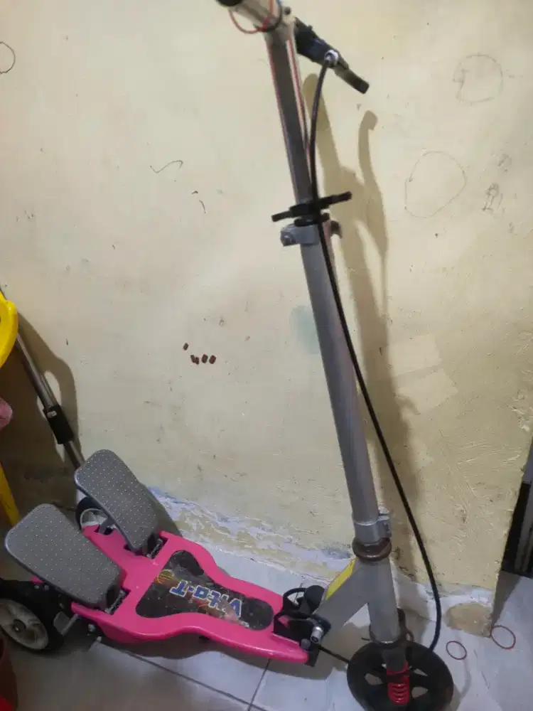 Skuter injak dengan pedal