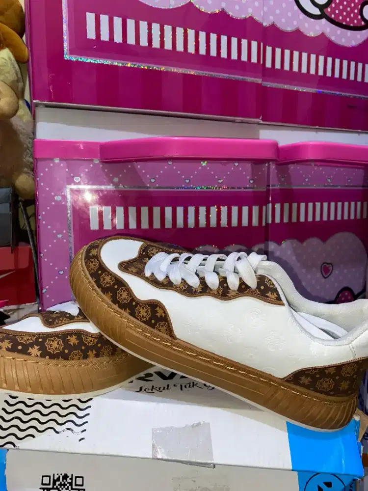 Sepatu wanita sneakers