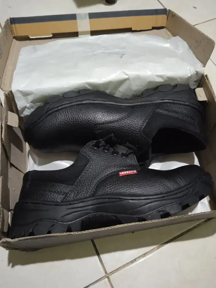 Sepatu safety ujung besi ukuran 42