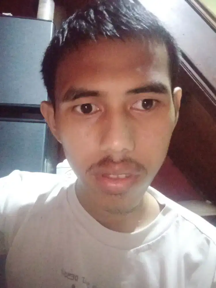 saya sedang mencari pekerjaan sambil sekolah pulang pergi.