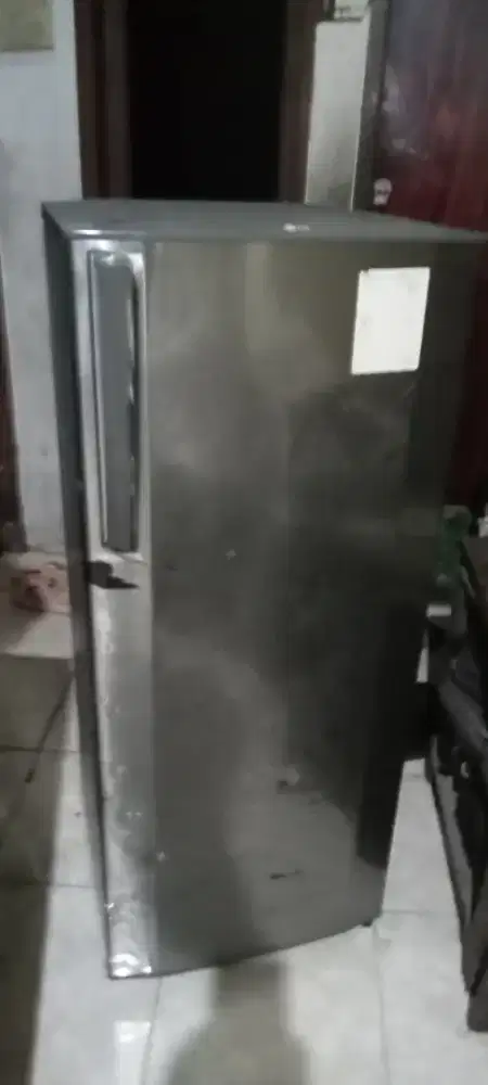 Jual frezer mrk LG bagus dingin hrg 1 jt