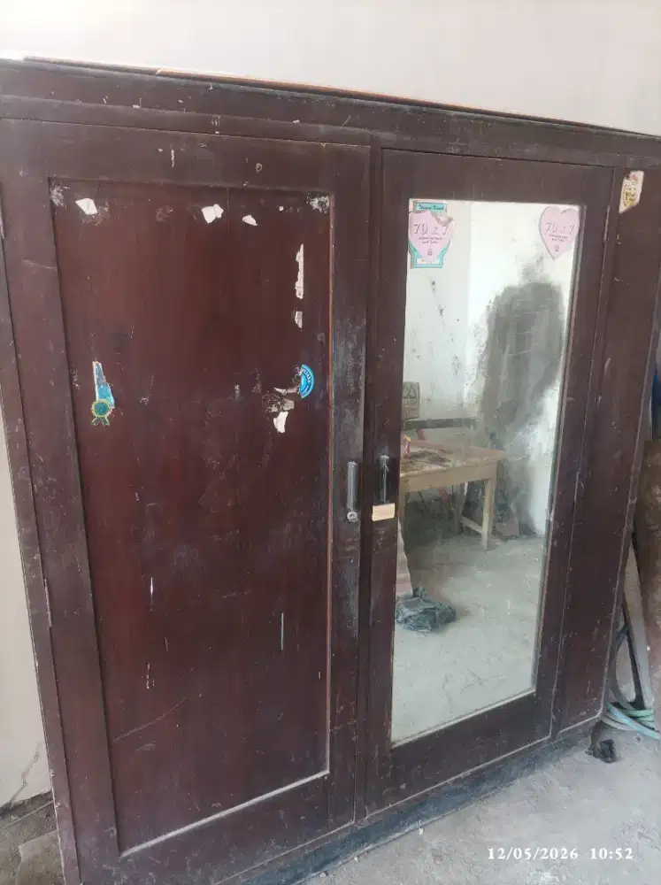 Lemari jati asli.