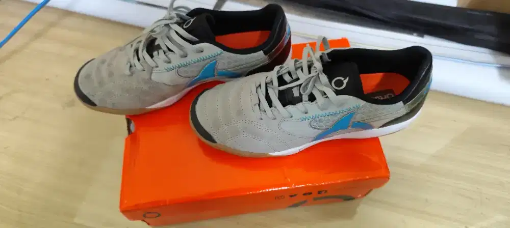 Sepatu futsal ortuseight