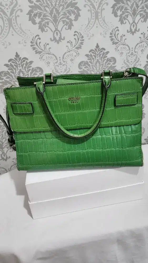 Tas guess ada tali selempang