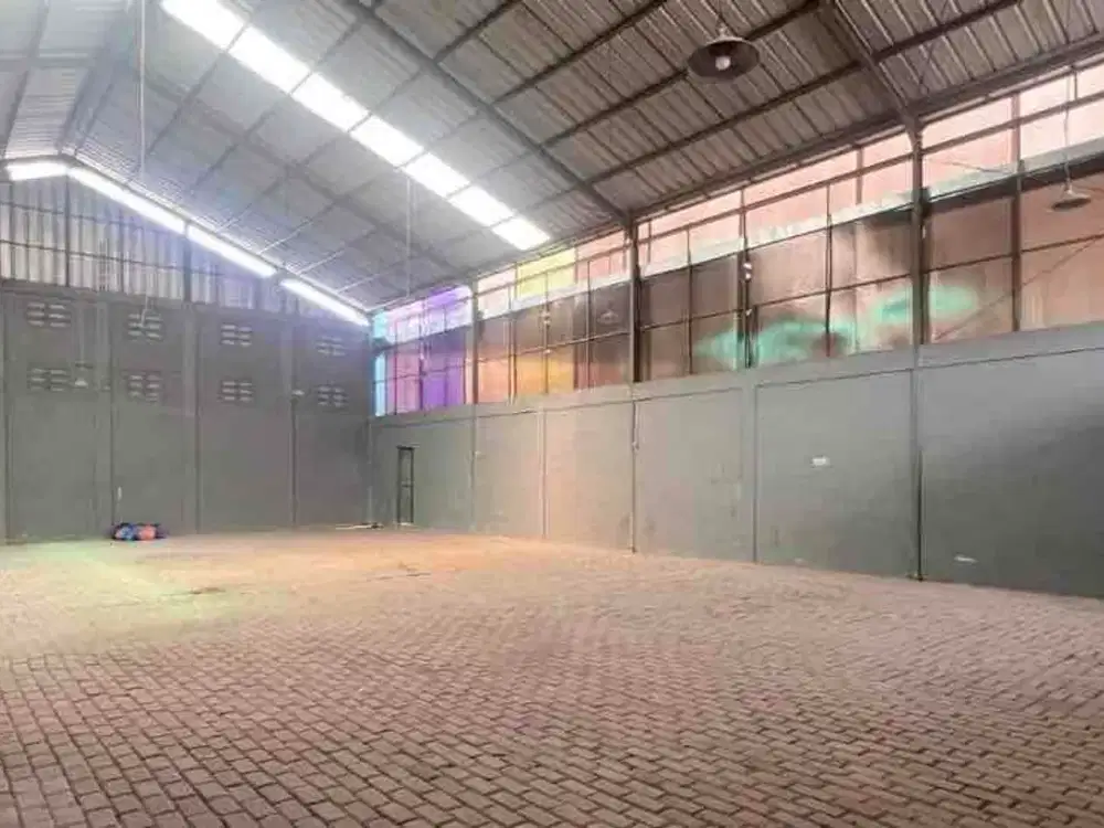 Di sewa gudang luas lahan 900 m2 luas bangunan 800 m2 siap pakai parkir luas ada ruang kantor lantai 2 lokasi strategis di setu Cipayung jakarta timur