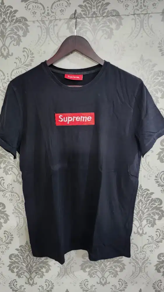 Kaos lengan pendek supreme