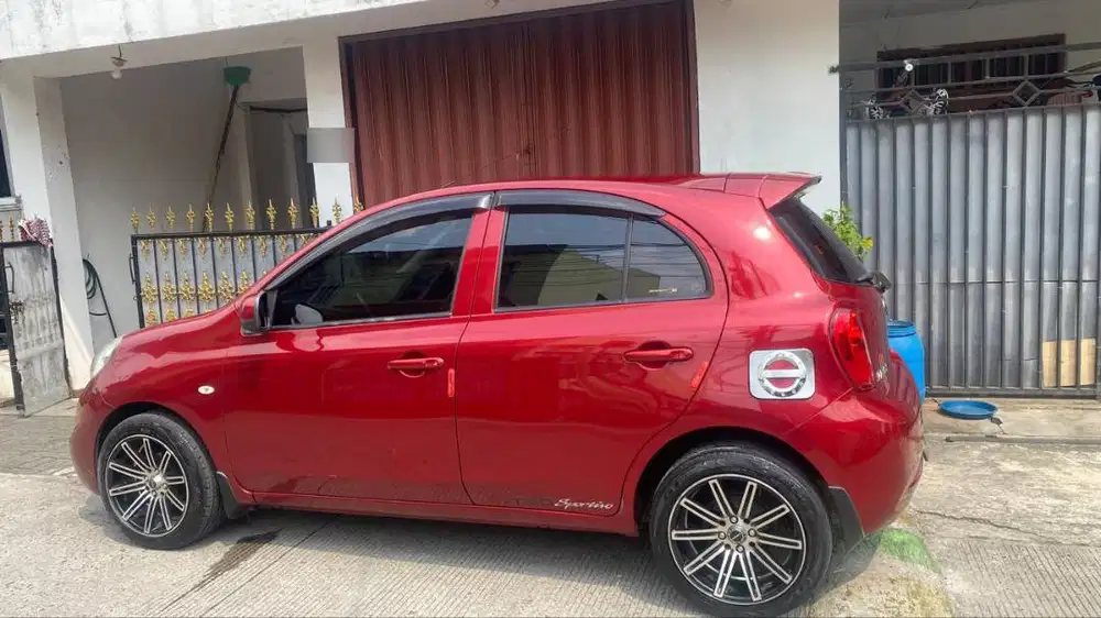 Dijual Nissan March 1.2 Automatic Tahun 2015 Warna Merah (Eye-catching