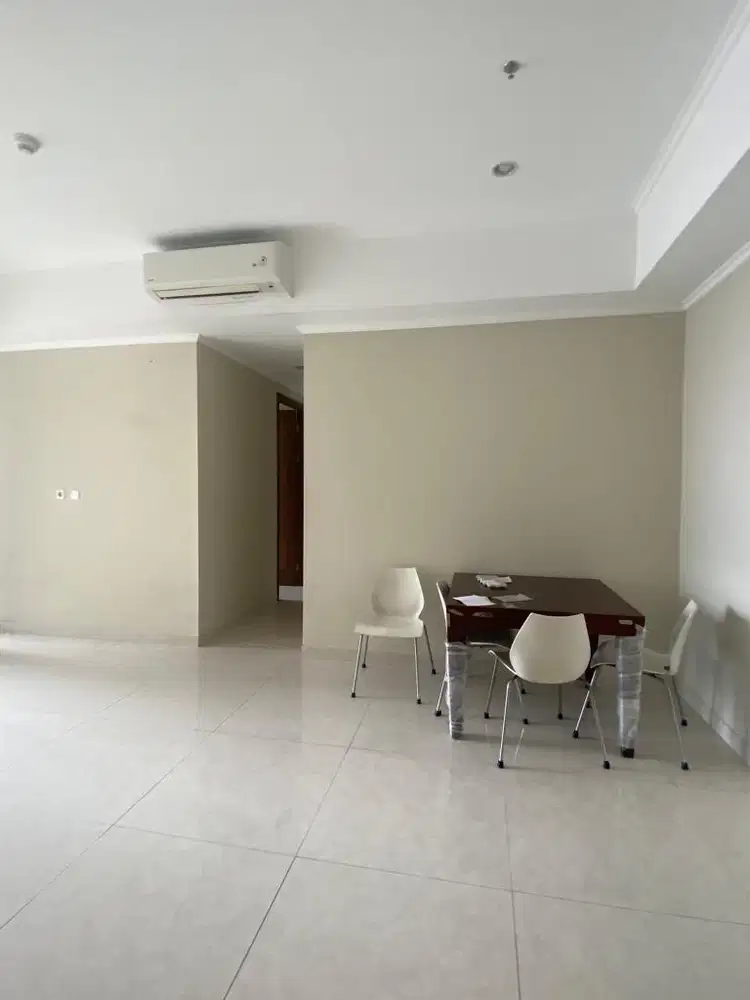 disewakan 3+1 bedroom condo semi furnish taman anggrek residence