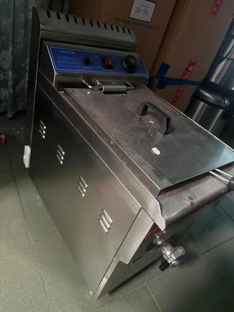 1 Deep Fryer 17 liter dan 2 Pemanas Nasi