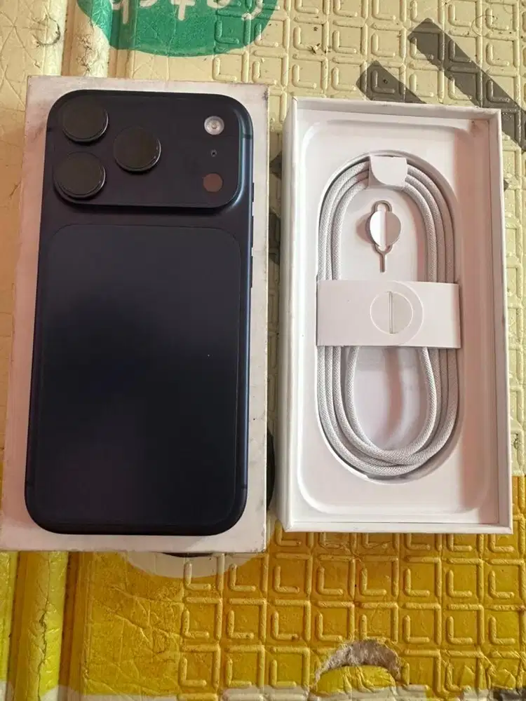 17 pro 256gb garansi resmi ibox bh 100 cc 66 kondisi likenew bisa TT