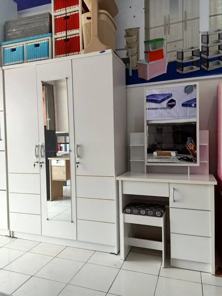 lemari pakaian 3 pintu set meja rias