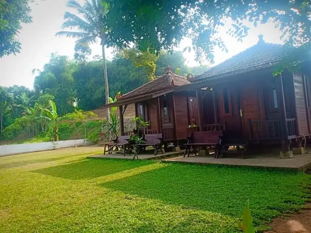 di jual sebidang tanah berupa villa joglo halaman luas