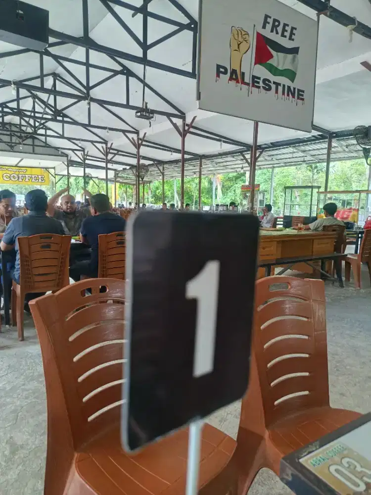 Waiters warkop Lam Pineung