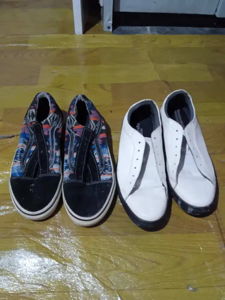 Jual aja nih 2 pasang sepatu ukuran 40 harga 100 rb
