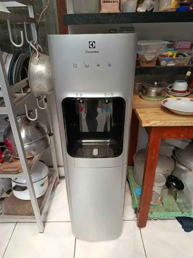Dispenser galon bawah Electrolux