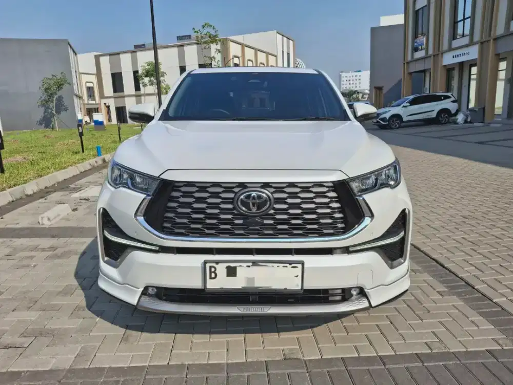 Toyota Zenix 2.0 Hybrid Q Modellista 2023 putih - Sangat Terawat
