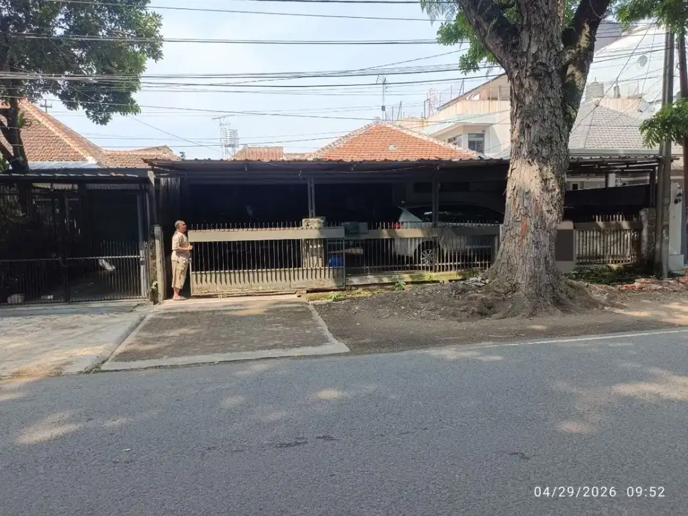 Rumah strategiis untuk usaha kantor Lodaya dekat toko buku palasari