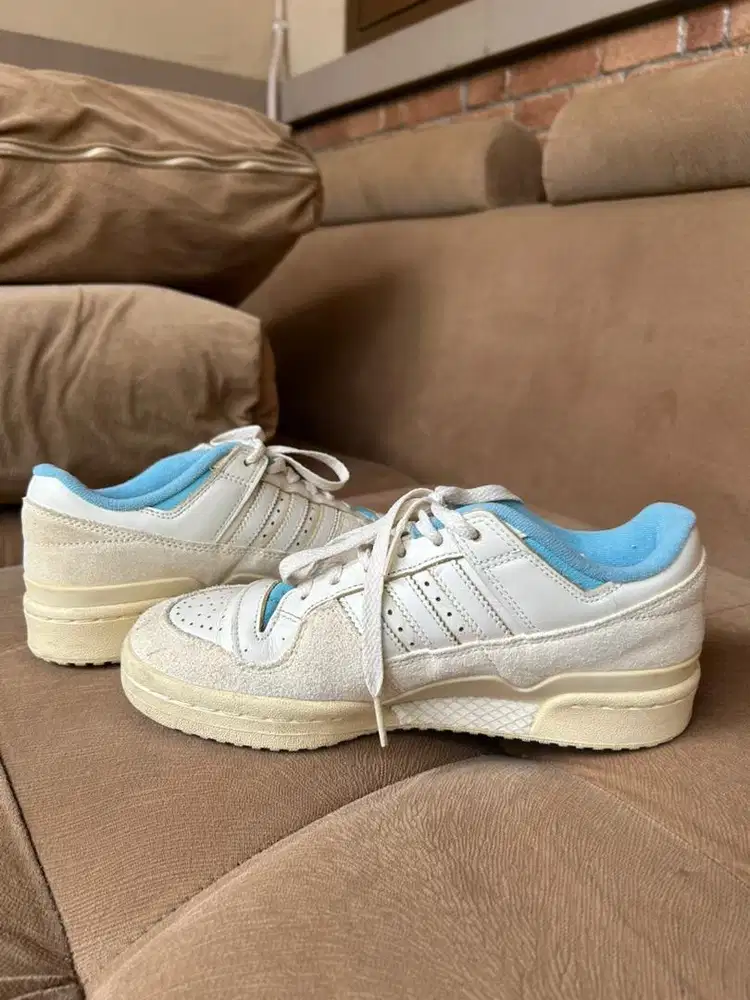 Sepatu adidas white