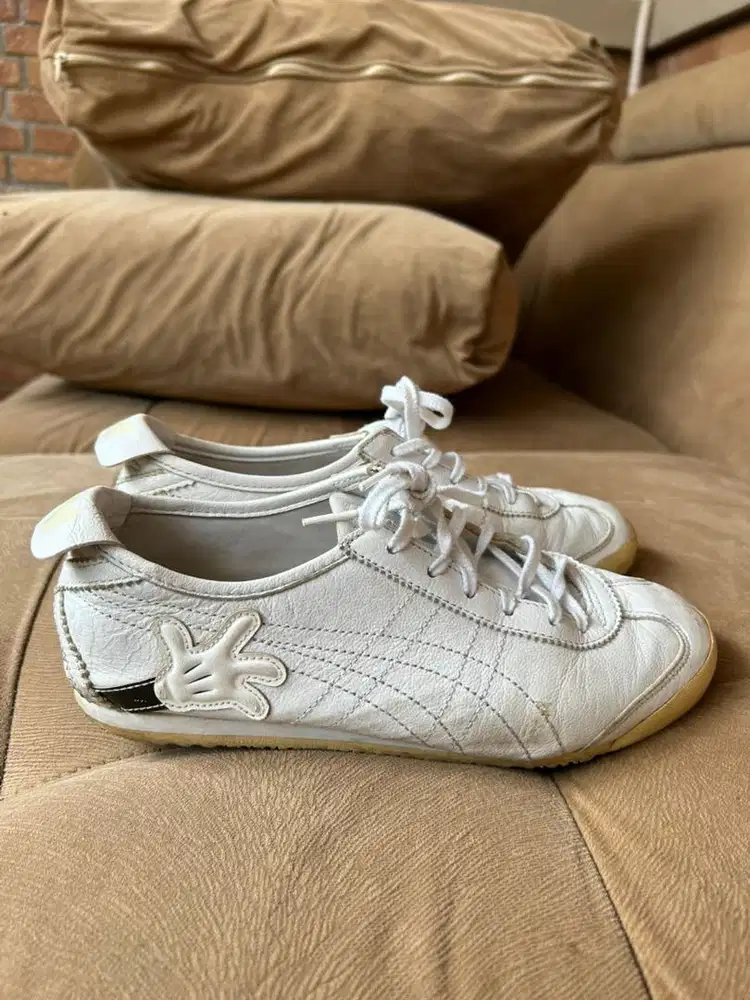Sepatu asic mickey mouse