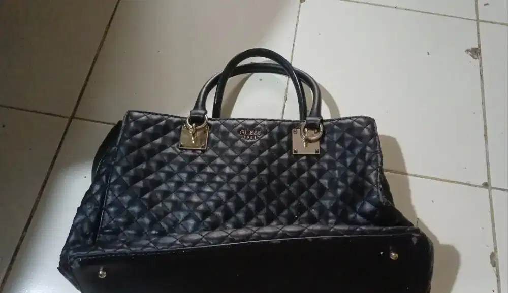 Tas Hitam Guess