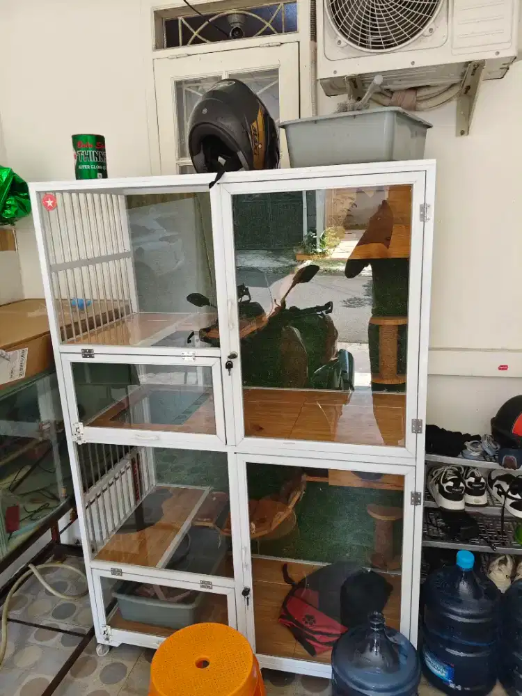 kandang kucing kaca
