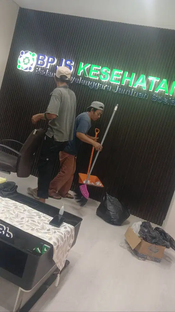Huruf timbul dan neon box