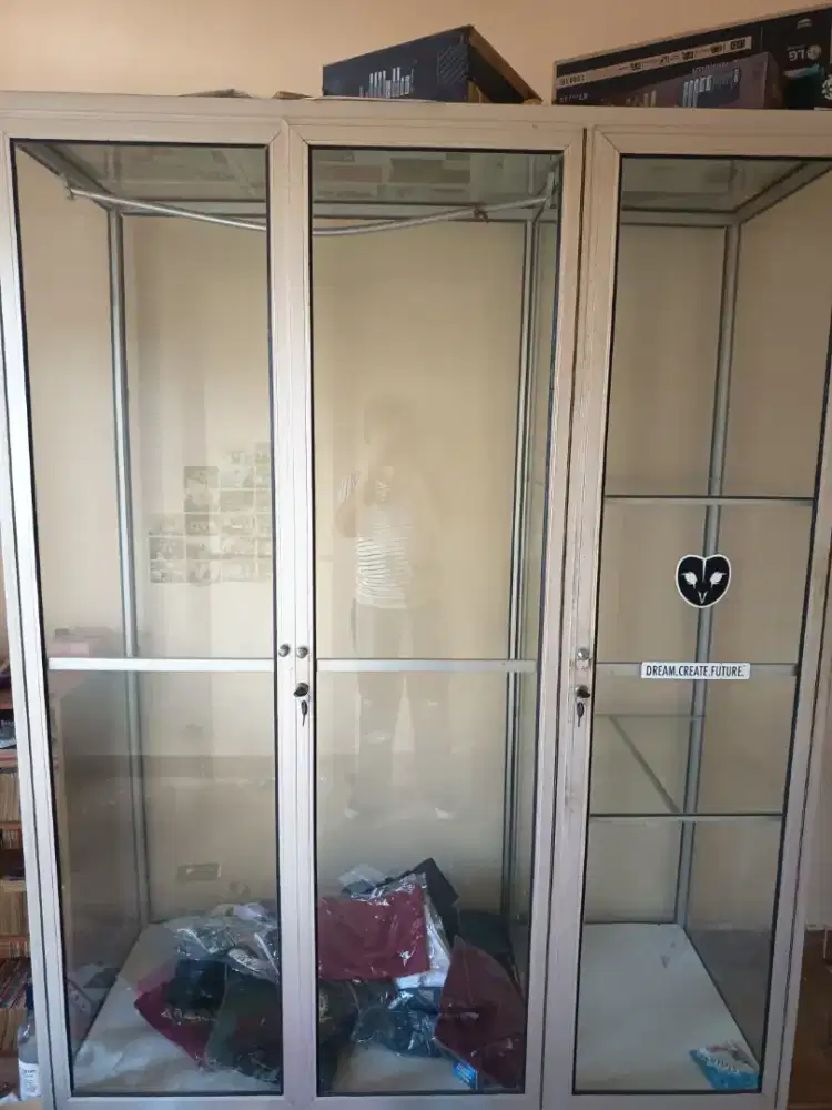 Lemari Kaca Aluminium