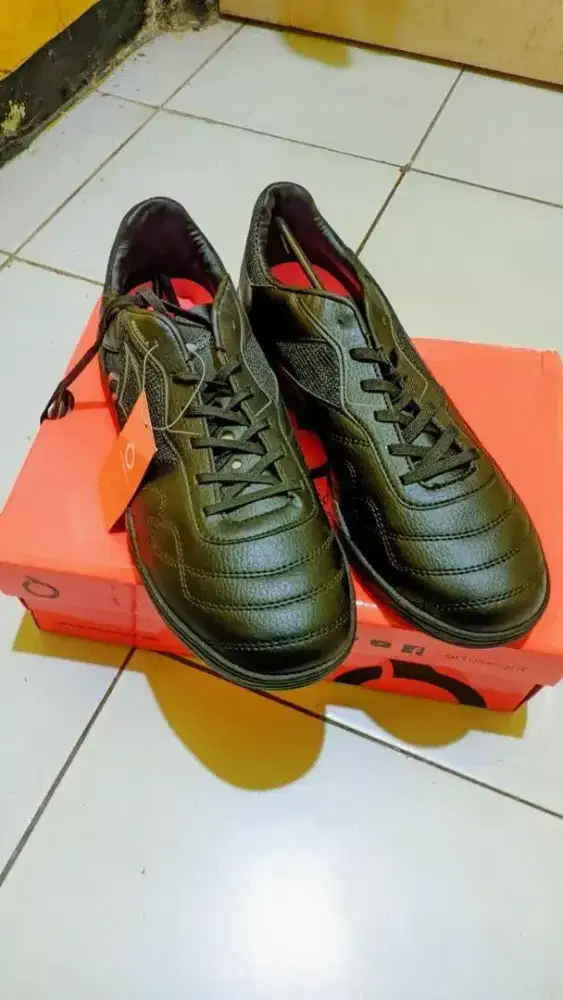 Sepatu futsal ortuseight jogosala strive all black