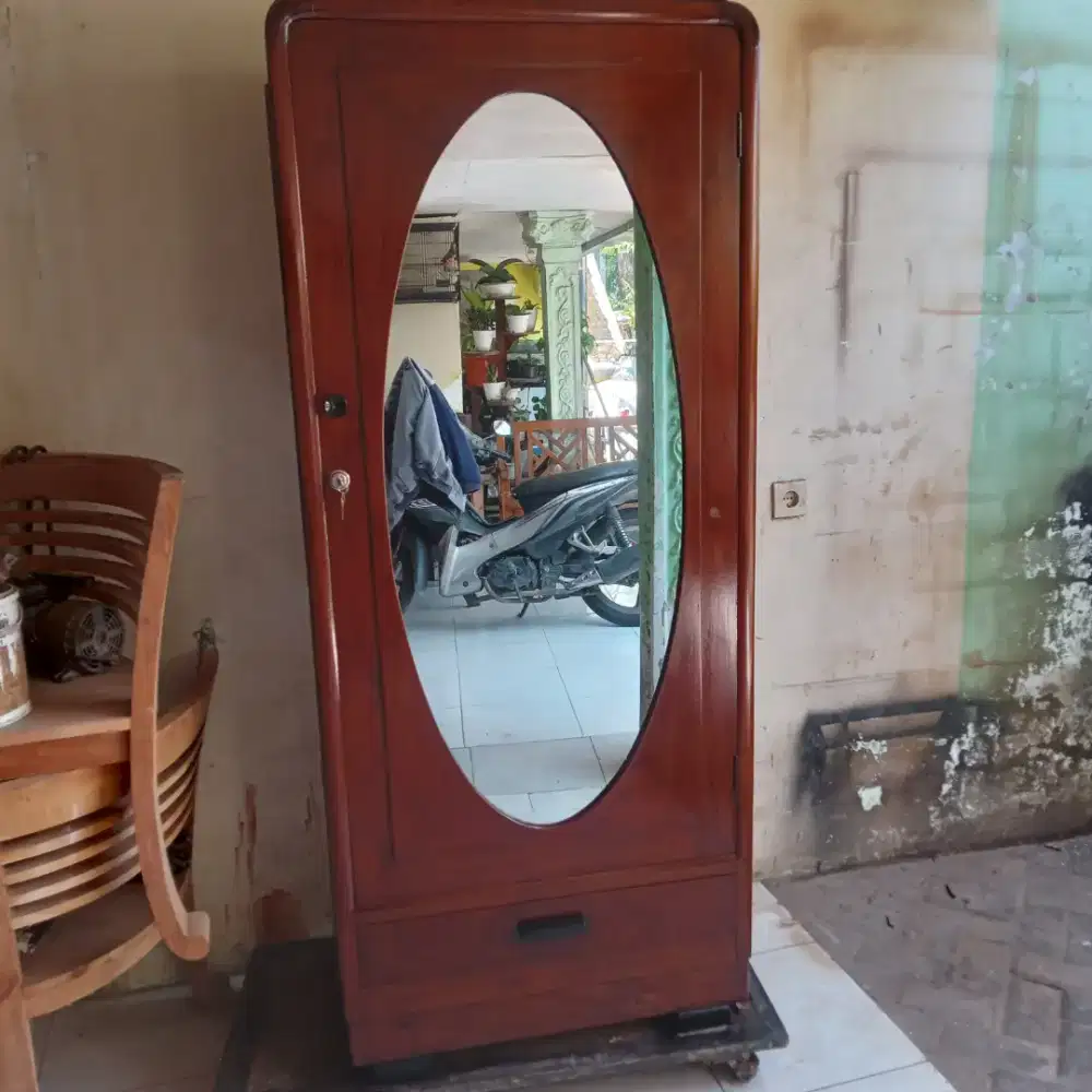Lemari jati oval
