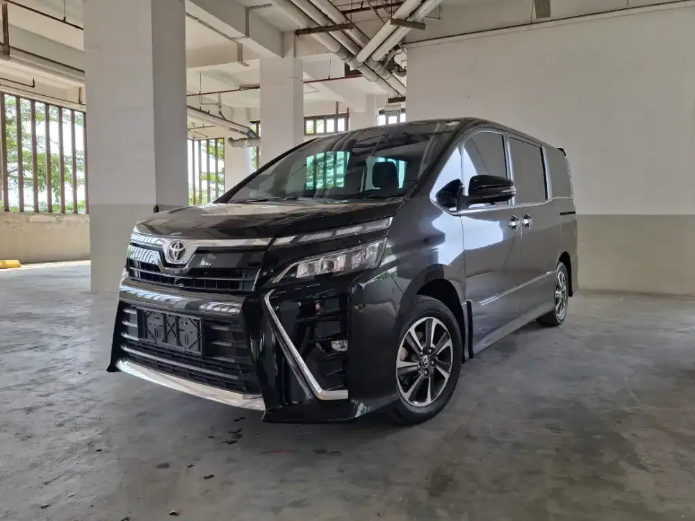 TOYOTA VOXY 2.0 AT