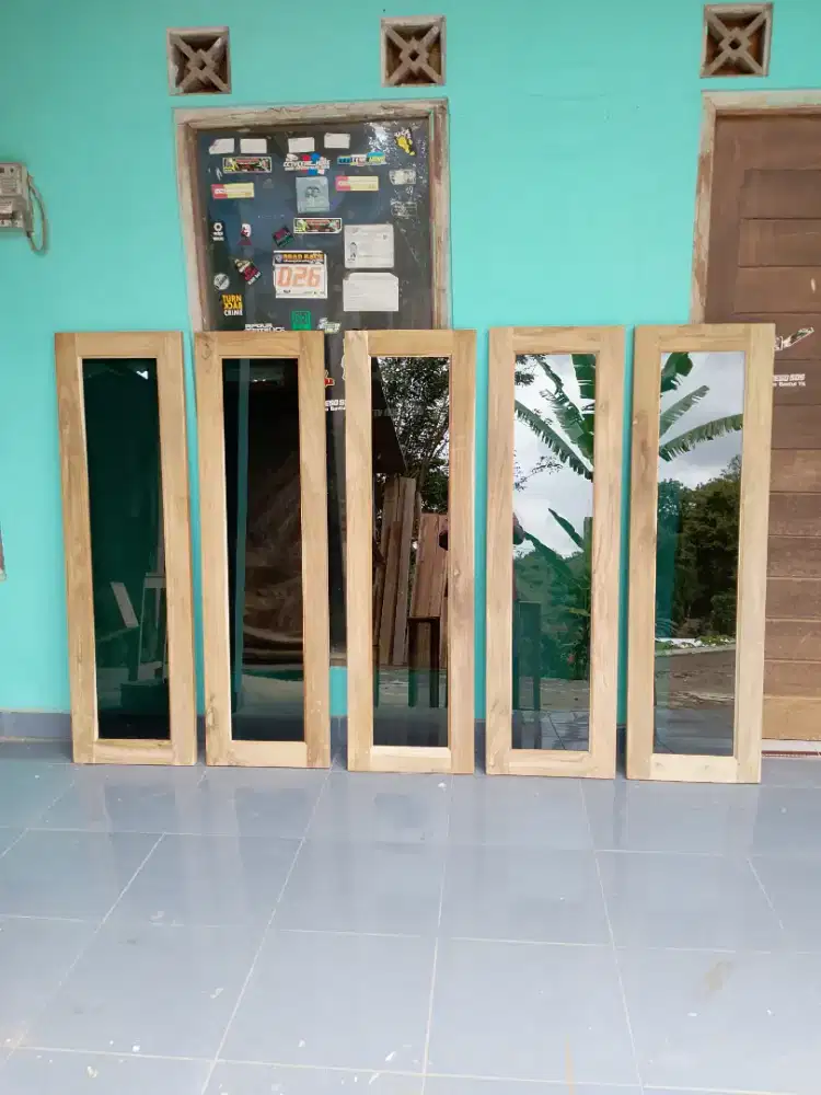 Jendela jati kaca riben