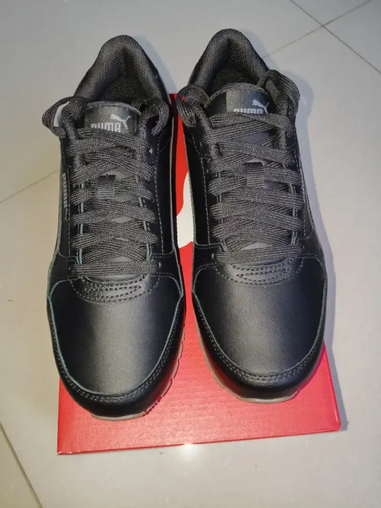 sepatu hitam PUMA ST Runner v3 L