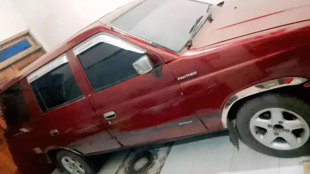 Mobil phanter Higrade warna merah
