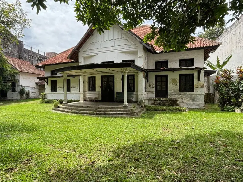 Disewakan dijual Rumah heritage Belanda di pusat kota Bandung cocok untuk Caffe Resto di sayap Riau