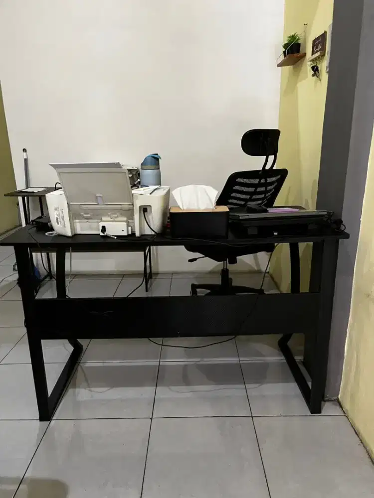 Meja kerja warna hitam