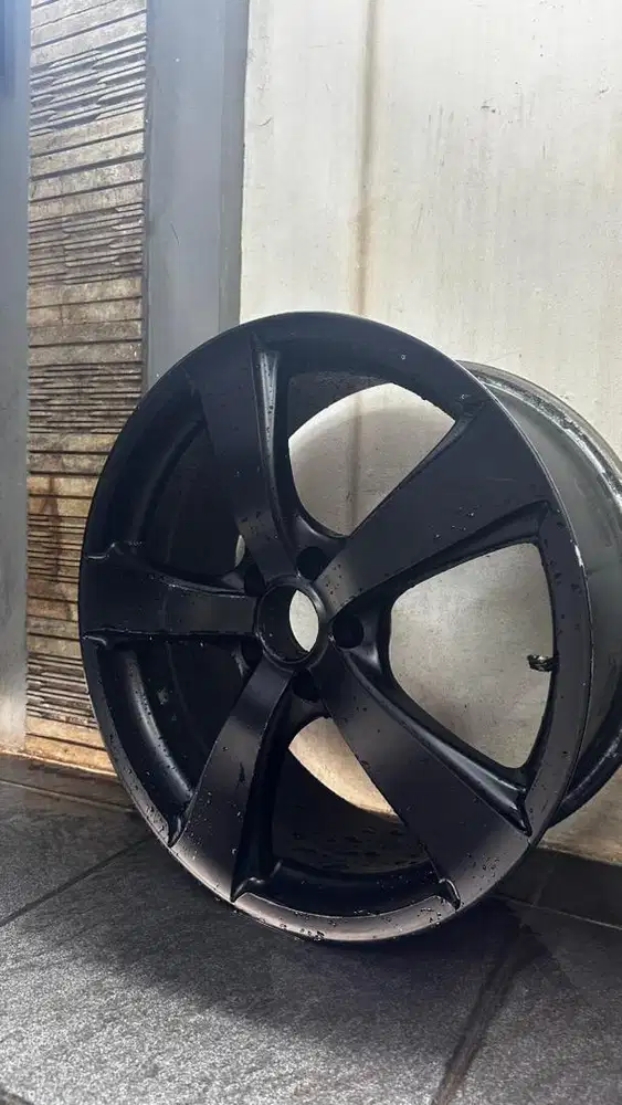 Velg Ring 19 5 Spoke – Bekas Nissan Juke – Satin Black – Kondisi Baik