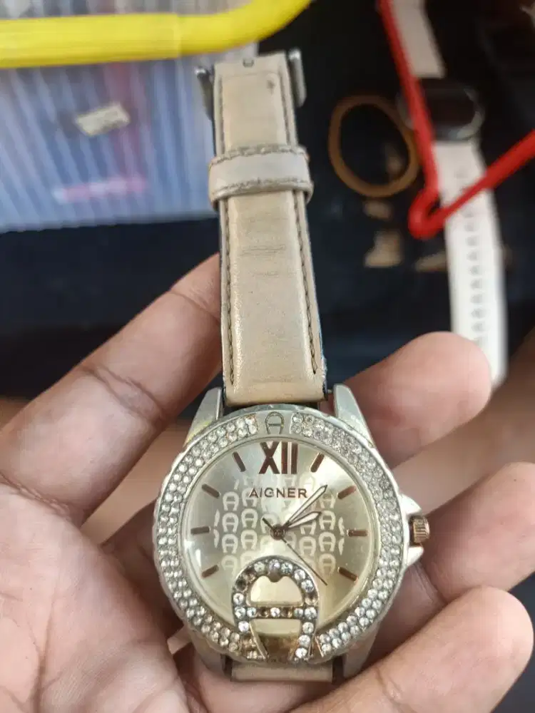 Jam tangan wanita merk Aigner