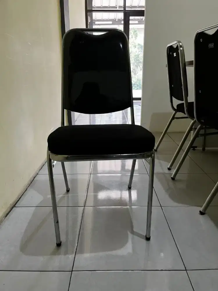 Kursi kantor warna hitam